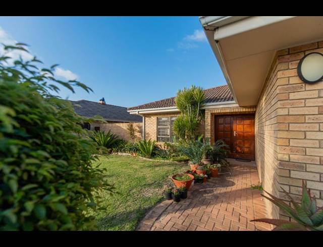 3 BEDROOM TOWNHOUSE FOR SALE IN SUMMERSTRAND